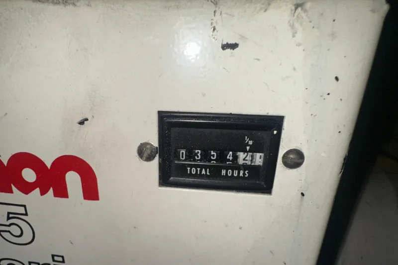 Slide: The Image of Hour meter reading 3542.4 hours on 1989 Egg Harbor 37 Convertible. - 52