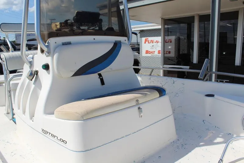 Slide: The Image of 2002 Blue Wave 2200 DELUXE CC boat at Fun-N-Sun Boat Sales dealership. - 14