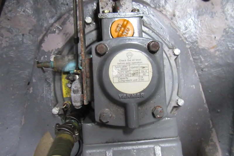 Slide: The Image of Engine component of a 2001 Catana 471, featuring Yanmar oil level instructions. - 72