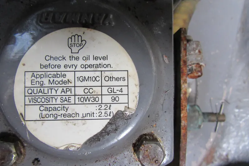 Slide: The Image of Oil level check label on Catana 471, 2001 model, showing engine and oil specifications. - 85