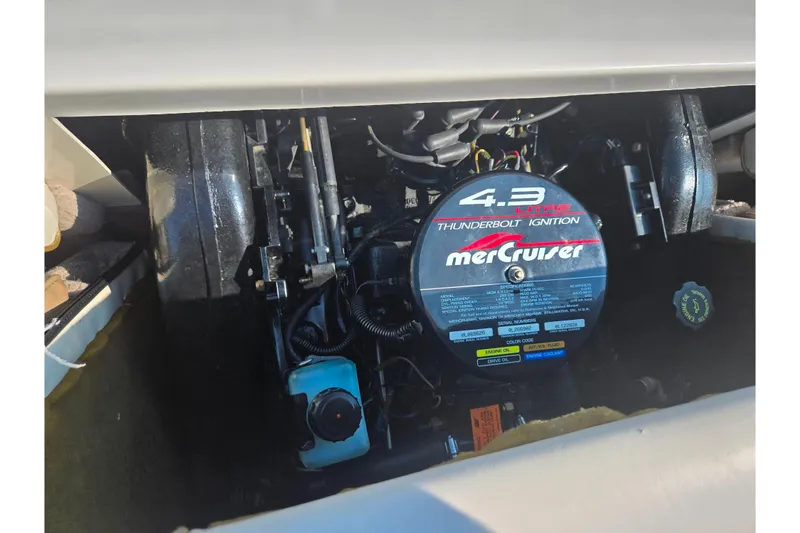 Slide: The Image of 1998 Regal Valanti 176 boat engine, featuring a 4.3L MerCruiser with Thunderbolt ignition. - 21