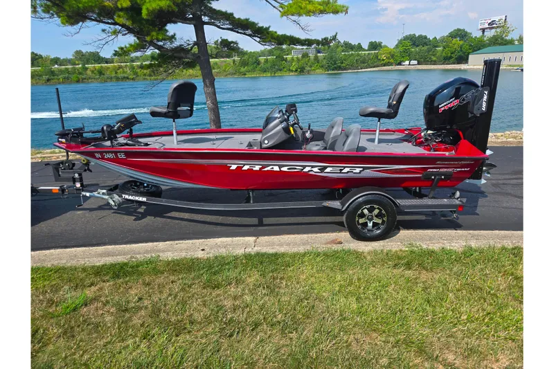 Slide: The Image of 2020 Tracker Pro Team 195 TXW Tournament Edition boat by a lake. - 10