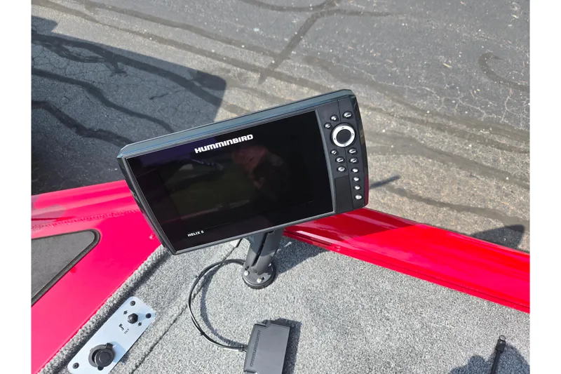 Slide: The Image of Humminbird Helix 9 fishfinder on 2020 Tracker Pro Team 195 TXW Tournament Edition boat. - 20