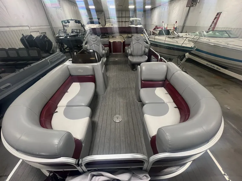 Slide: The Image of 2019 Manitou Aurora 220 LE 11 - 11