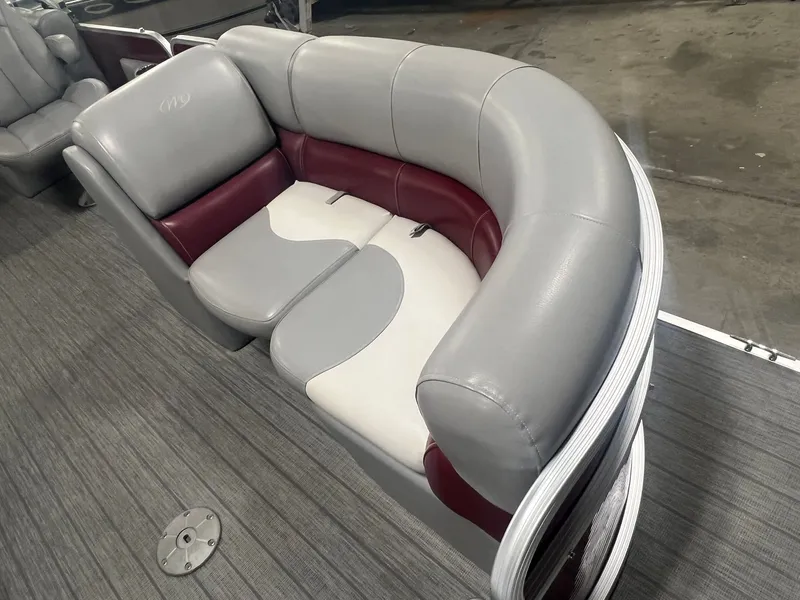 Slide: The Image of 2019 Manitou Aurora 220 LE 12 - 12