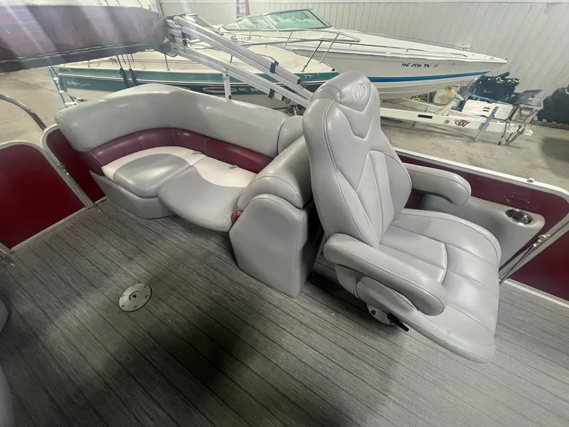 Slide: The Image of 2019 Manitou Aurora 220 LE 14 - 14