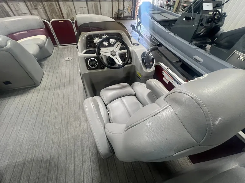 Slide: The Image of 2019 Manitou Aurora 220 LE 16 - 16