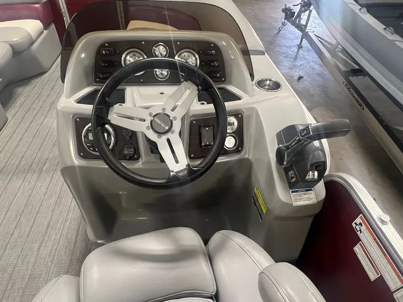 Slide: The Image of 2019 Manitou Aurora 220 LE 17 - 17