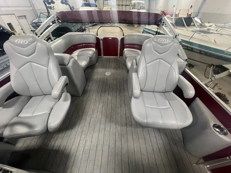 Slide: The Image of 2019 Manitou Aurora 220 LE 21 - 21