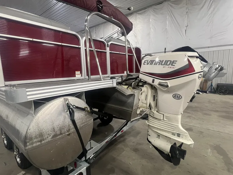 Slide: The Image of 2019 Manitou Aurora 220 LE 8 - 8