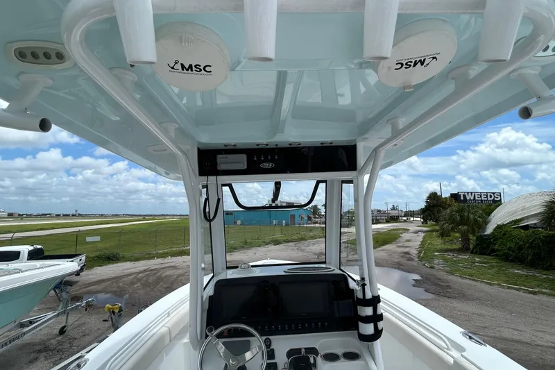 Slide: The Image of 2020 Sea Hunt Ultra 275 SE boat interior with steering console and electronics. - 16