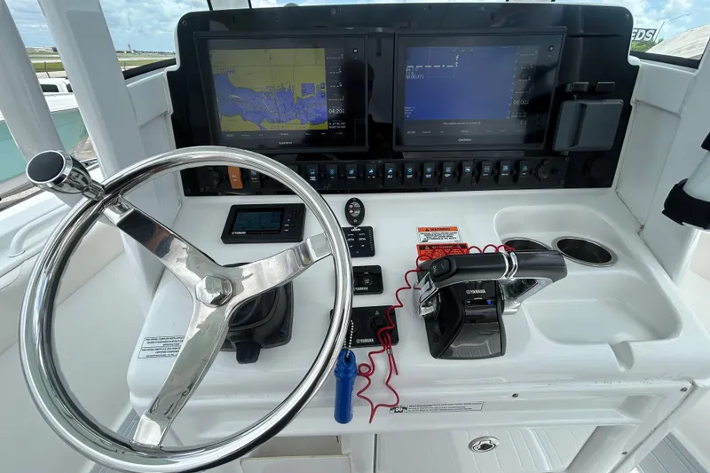 Slide: The Image of 2020 Sea Hunt Ultra 275 SE helm with dual Garmin displays and Yamaha controls. - 18