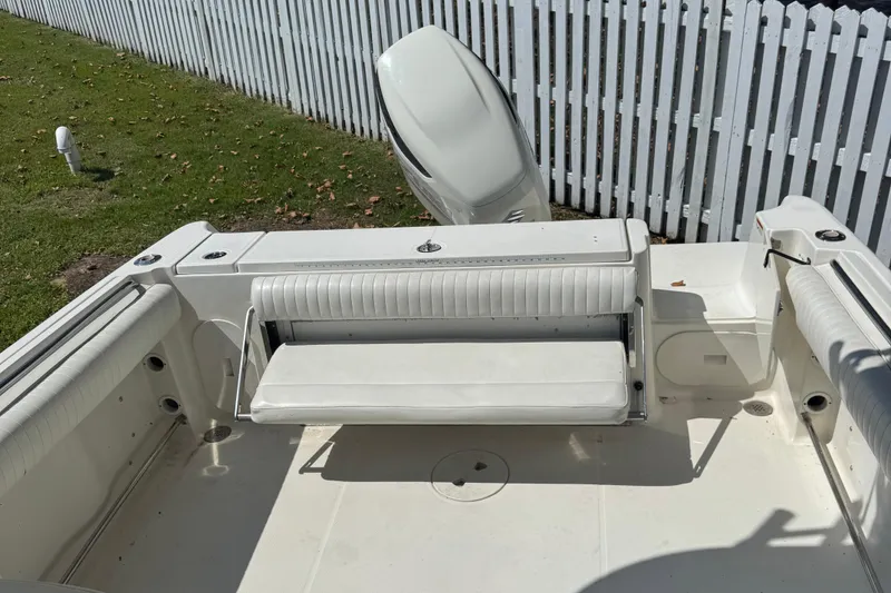 Slide: The Image of 2005 Hydra-Sports Vector 2500 VX boat interior with white seating and outboard motor. - 10