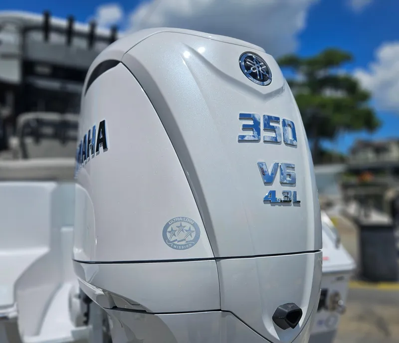 Slide: The Image of Yamaha 350 V6 4.2L outboard engine on 2025 Sea Hunt Ultra 255 SE boat. - 48