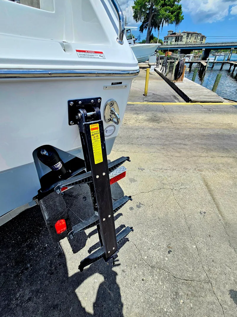 Slide: The Image of Sea Hunt Ultra 255 SE 2026 - 51