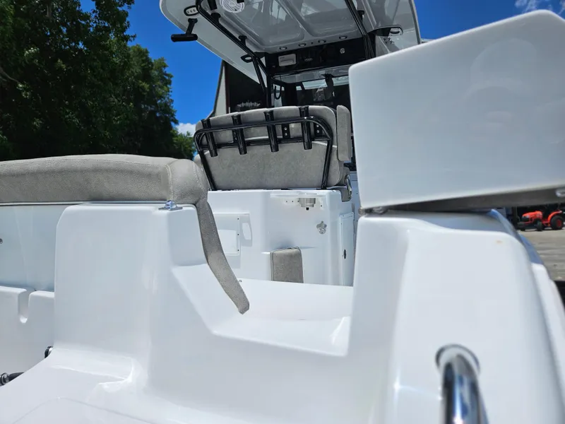 Slide: The Image of Sea Hunt Ultra 255 SE 2026 - 52