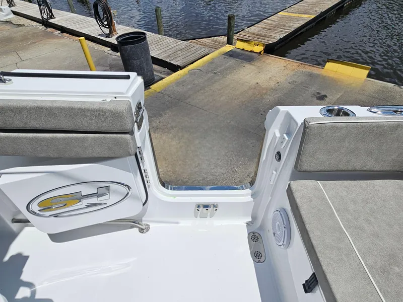 Slide: The Image of Sea Hunt Ultra 255 SE 2026 - 59