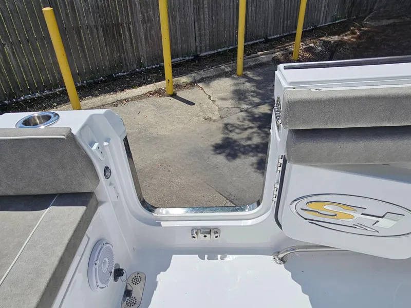 Slide: The Image of Sea Hunt Ultra 255 SE 2026 - 60