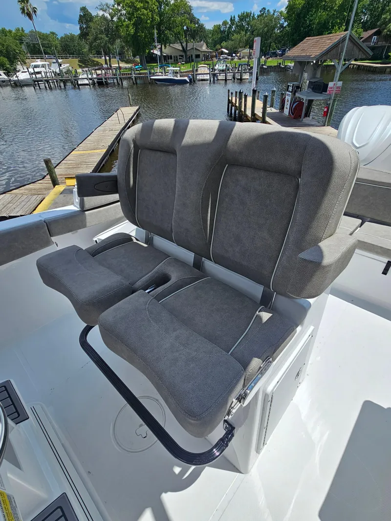 Slide: The Image of Sea Hunt Ultra 255 SE 2026 - 64