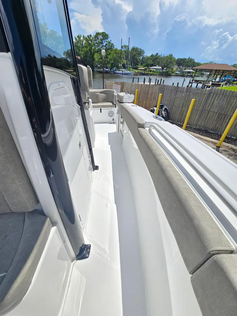 Slide: The Image of Sea Hunt Ultra 255 SE 2026 - 79