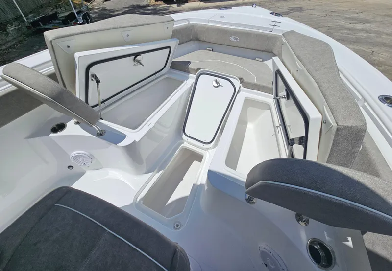 Slide: The Image of Sea Hunt Ultra 255 SE 2026 - 80