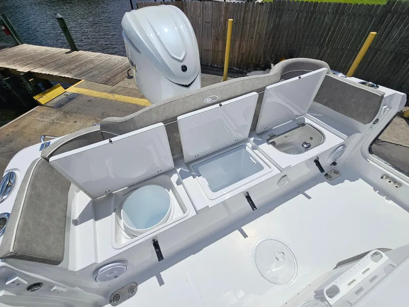 Slide: The Image of Sea Hunt Ultra 255 SE 2026 - 84