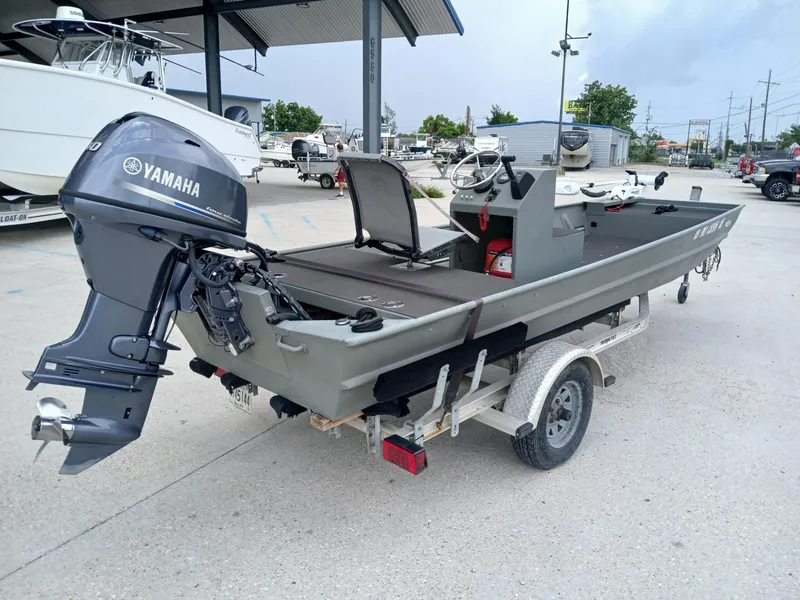 Slide: The Image of 2000 Southfork 16 CC boat with Yamaha outboard motor on a trailer. - 12