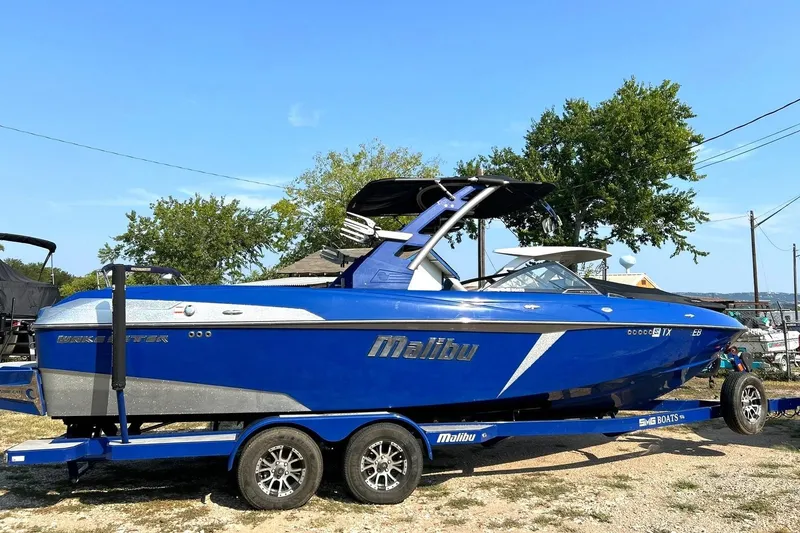 The Image of The 2017 Malibu Wakesetter 25 LSV! - 1