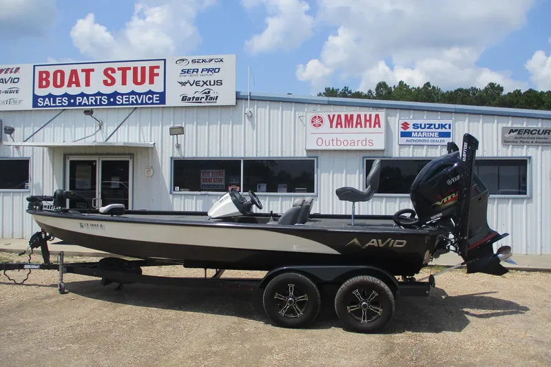 The Image of 2021 Avid 20XB boat on trailer outside dealership, featuring Yamaha outboard motor. - 0