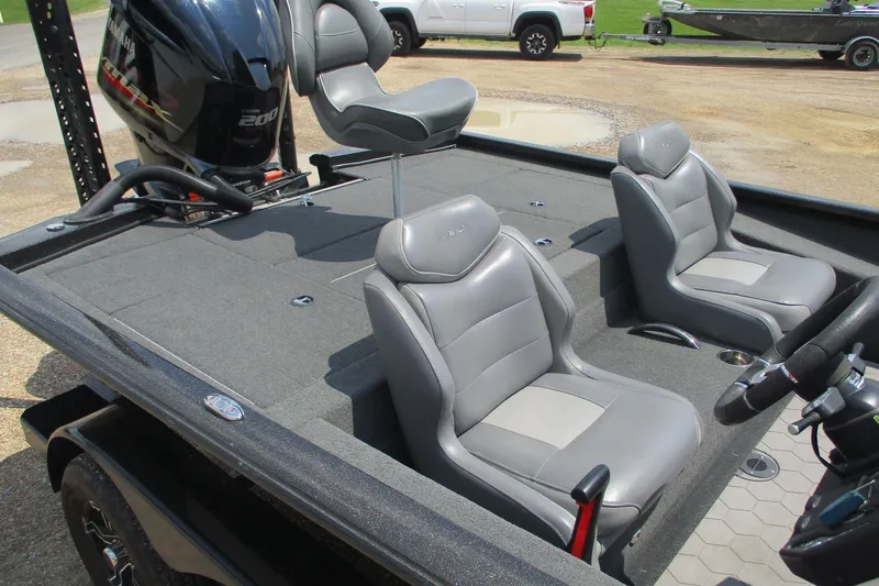 Slide: The Image of 2021 Avid 20XB boat interior with gray seating and Yamaha 200 engine. - 14
