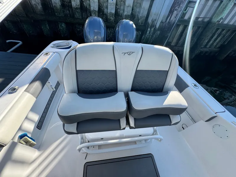 Slide: The Image of Tidewater 252 CC Adventure 2020 - 7