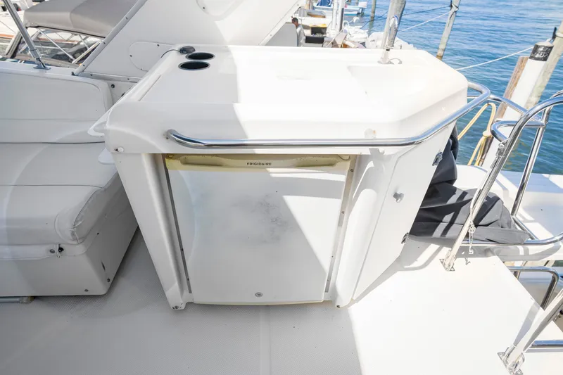 Slide: The Image of 1997 Bayliner 4788 Pilot House Motoryacht with outdoor kitchenette and Frigidaire fridge. - 31