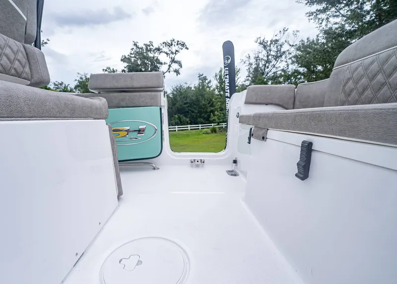 Slide: The Image of Sea Hunt Ultra 265 SE 2026 - 10