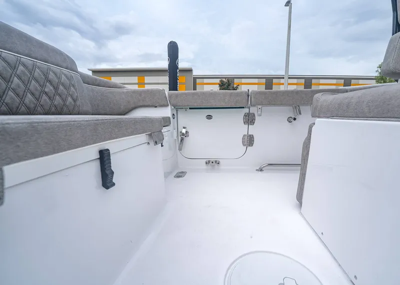 Slide: The Image of Sea Hunt Ultra 265 SE 2026 - 12