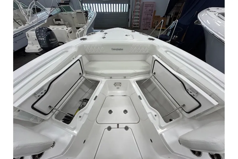 Slide: The Image of Everglades 285 Center Console 2024 - 12