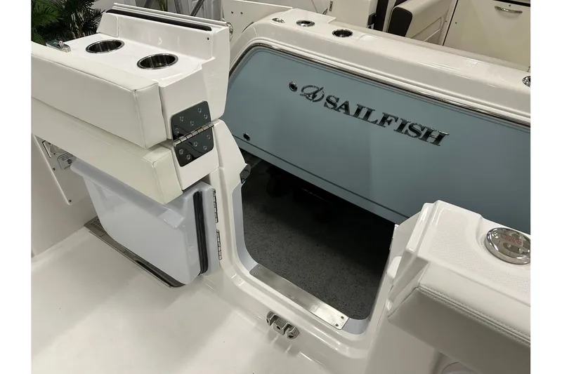 Slide: The Image of Everglades 285 Center Console 2024 - 13