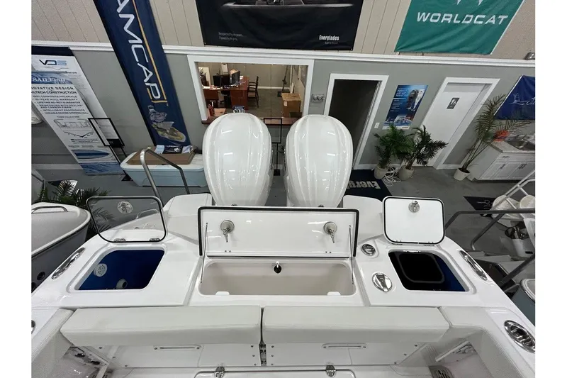 Slide: The Image of Everglades 285 Center Console 2024 - 14