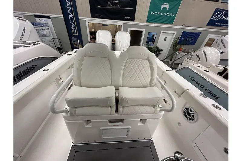 Slide: The Image of Everglades 285 Center Console 2024 - 18