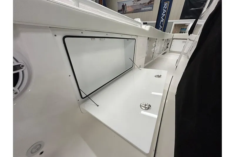 Slide: The Image of Everglades 285 Center Console 2024 - 27