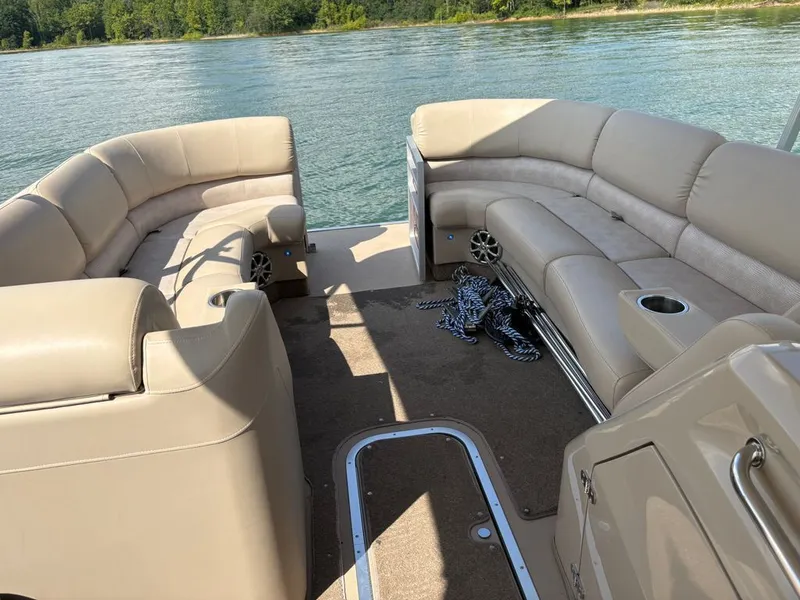 Slide: The Image of Bennington 2550RCL 2011 - 10