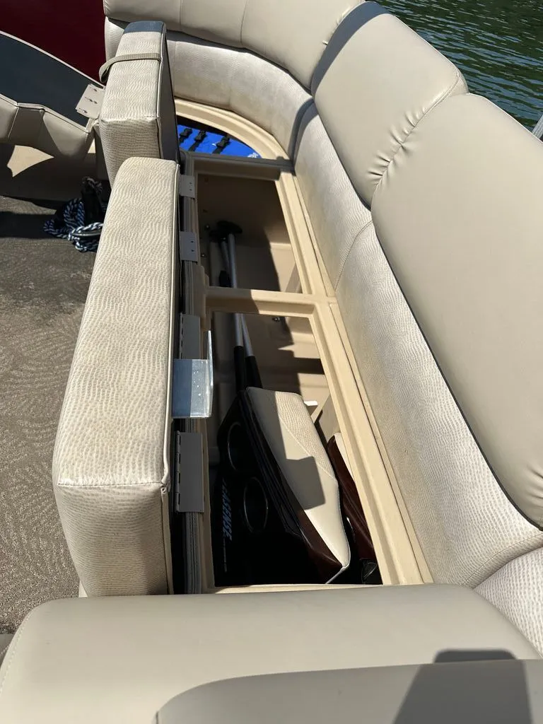 Slide: The Image of Bennington 2550RCL 2011 - 26