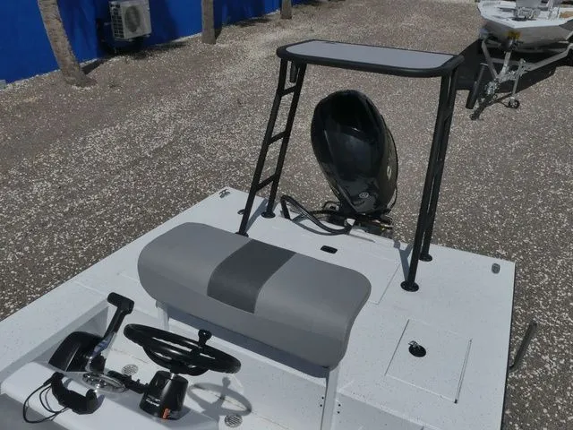 Slide: The Image of Xpress Skiff 185 2026 - 14