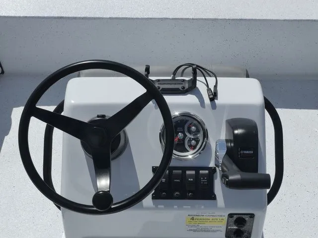 Slide: The Image of Xpress Skiff 185 2026 - 15