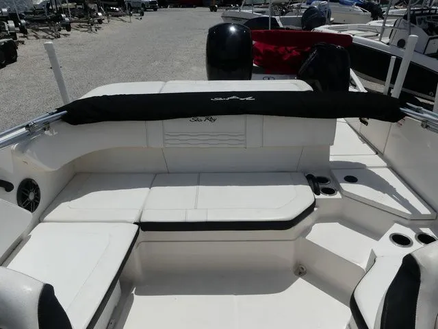 Slide: The Image of Sea Ray SPX 210 Outboard 2022 - 10