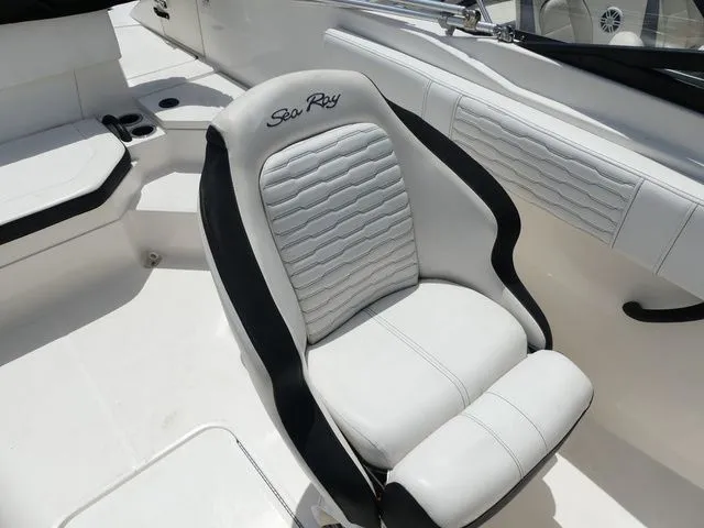 Slide: The Image of Sea Ray SPX 210 Outboard 2022 - 11