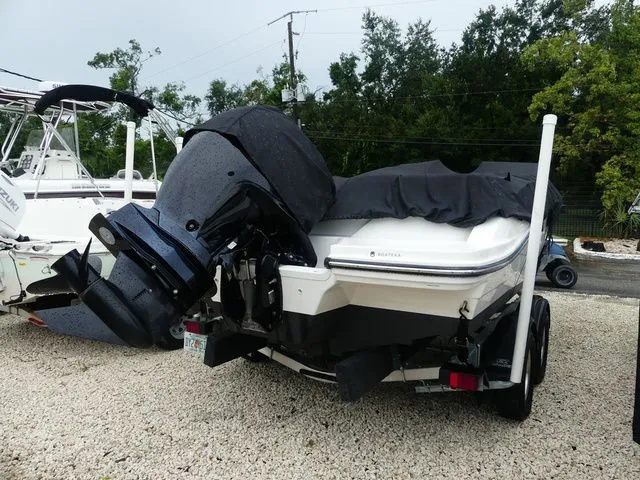 Slide: The Image of Sea Ray SPX 210 Outboard 2022 - 16