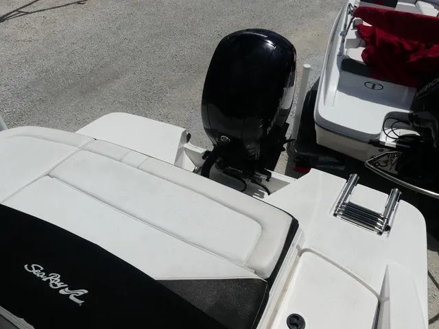 Slide: The Image of Sea Ray SPX 210 Outboard 2022 - 17