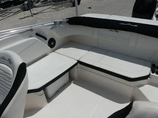 Slide: The Image of Sea Ray SPX 210 Outboard 2022 - 9
