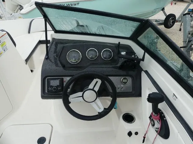 Slide: The Image of Sea Ray SPX 190 Outboard 2017 - 10