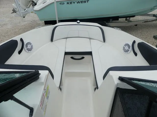 Slide: The Image of Sea Ray SPX 190 Outboard 2017 - 13